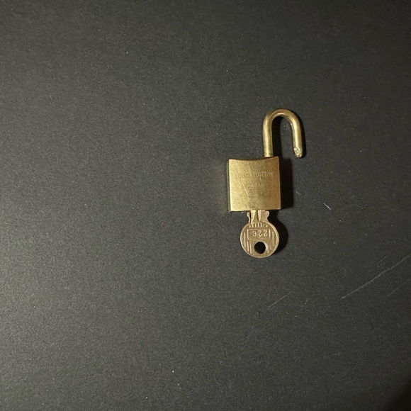 Lv Lock # 226 200 series padlock - Picture 3 of 3